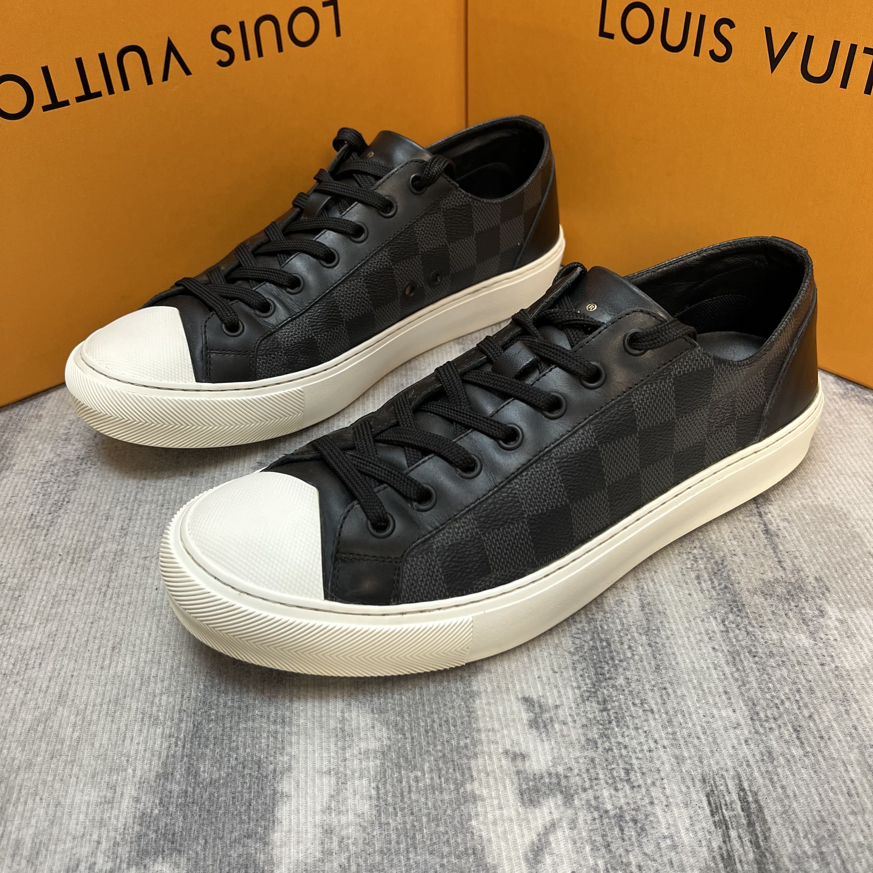 95新 LouisVuitton/路易威登 黑色棋盘格半印休闲板鞋/41.5欧/234