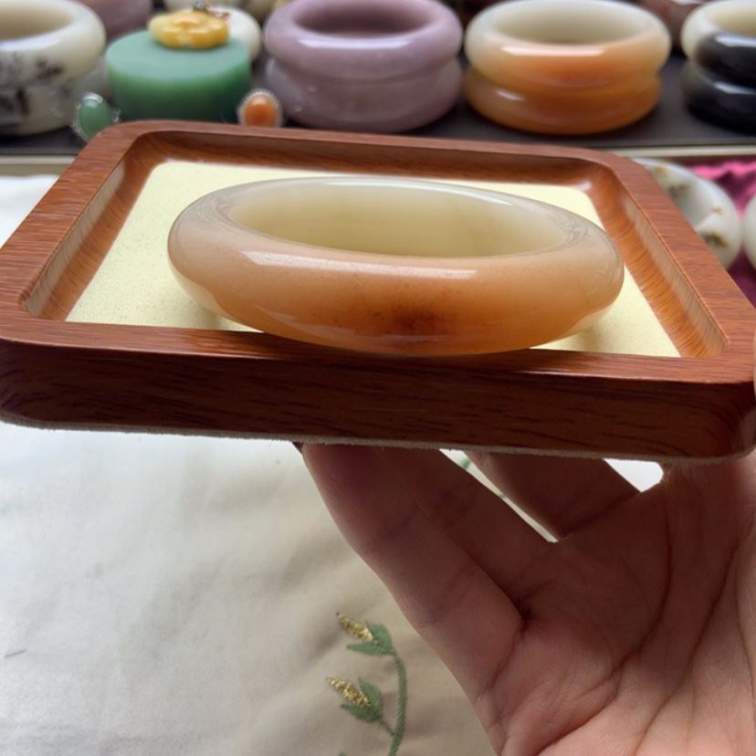 【闪购商品】石英质玉手镯未镶嵌冬**雪