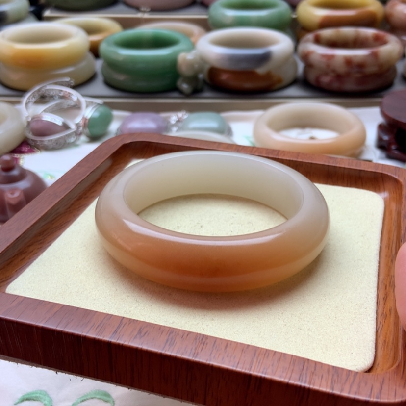 【闪购商品】石英质玉手镯未镶嵌踏**梅