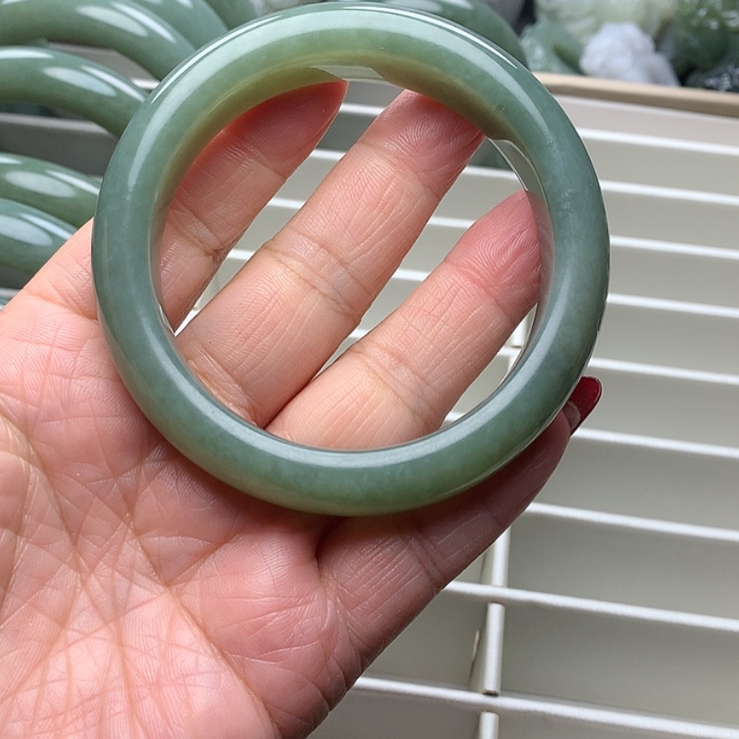 【闪购商品】和田玉手镯未镶嵌藏**芒