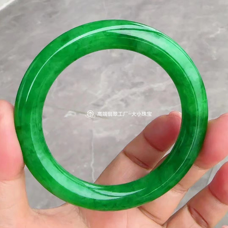 大小珠宝细糯种满色辣绿天然翡翠手镯圆条53.5老糯种辣绿色玉镯子