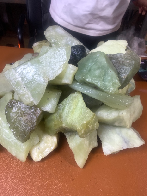 纯天然岫玉原石随机