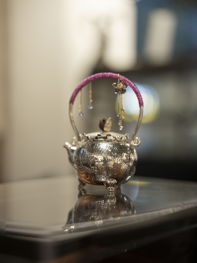 ZY0023 自逸堂-如意提梁莲花编织银壶三足（紫）