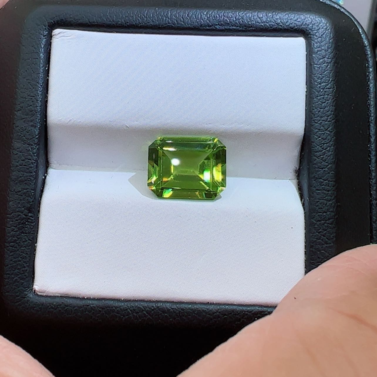 【闪购商品】橄榄石3.26克拉裸石未镶嵌康**汀