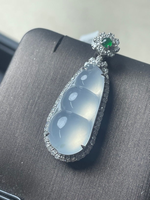 18k金镶嵌天然缅甸翡翠A货豆子吊坠