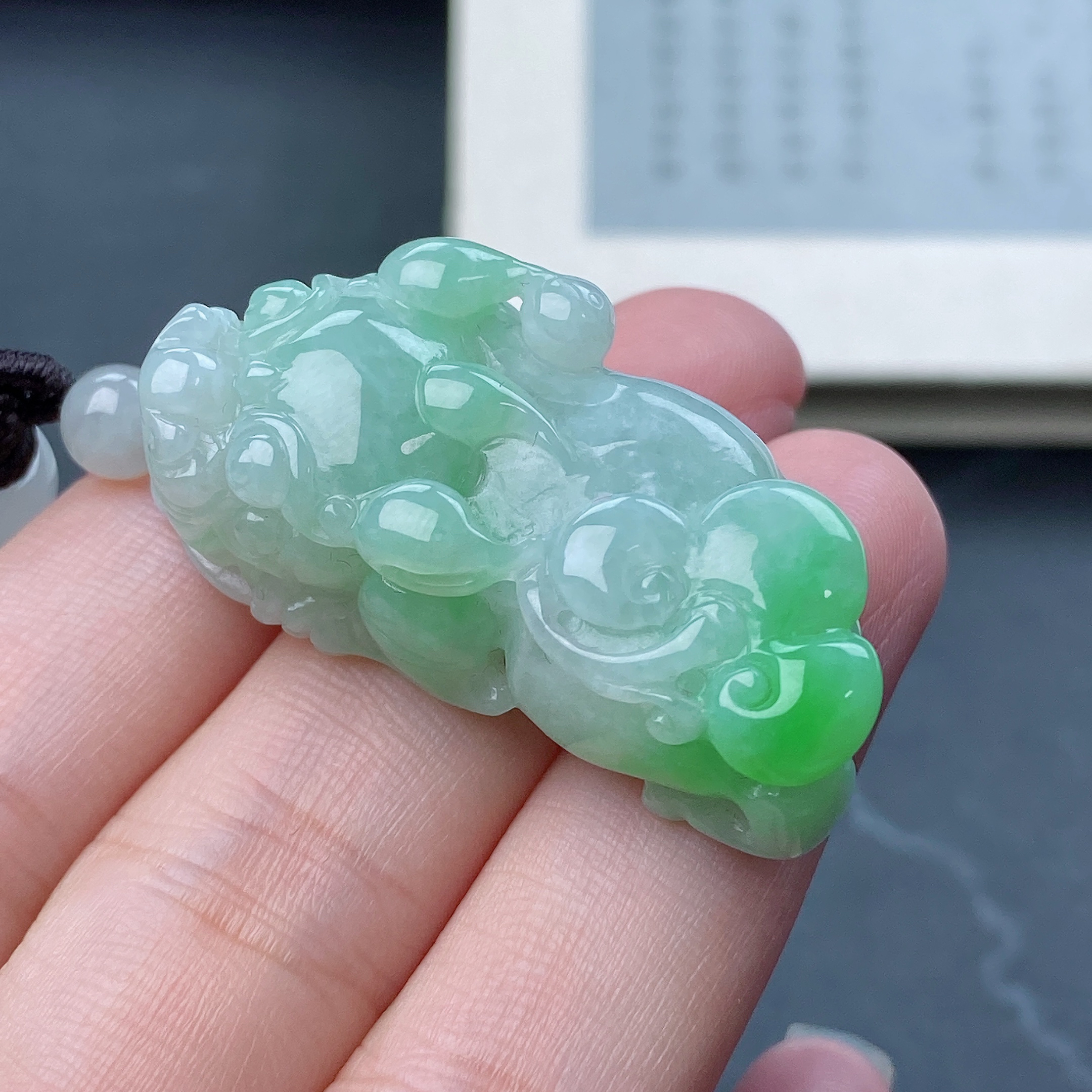 缅甸天然翡翠A货冰润飘阳绿如意貔貅吊坠