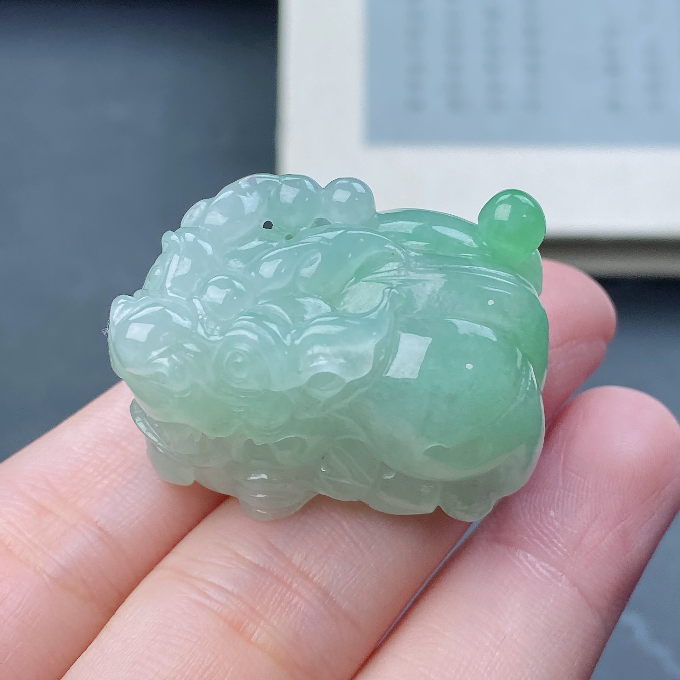 缅甸天然翡翠A货冰润满绿浅绿饱满如意貔貅吊坠