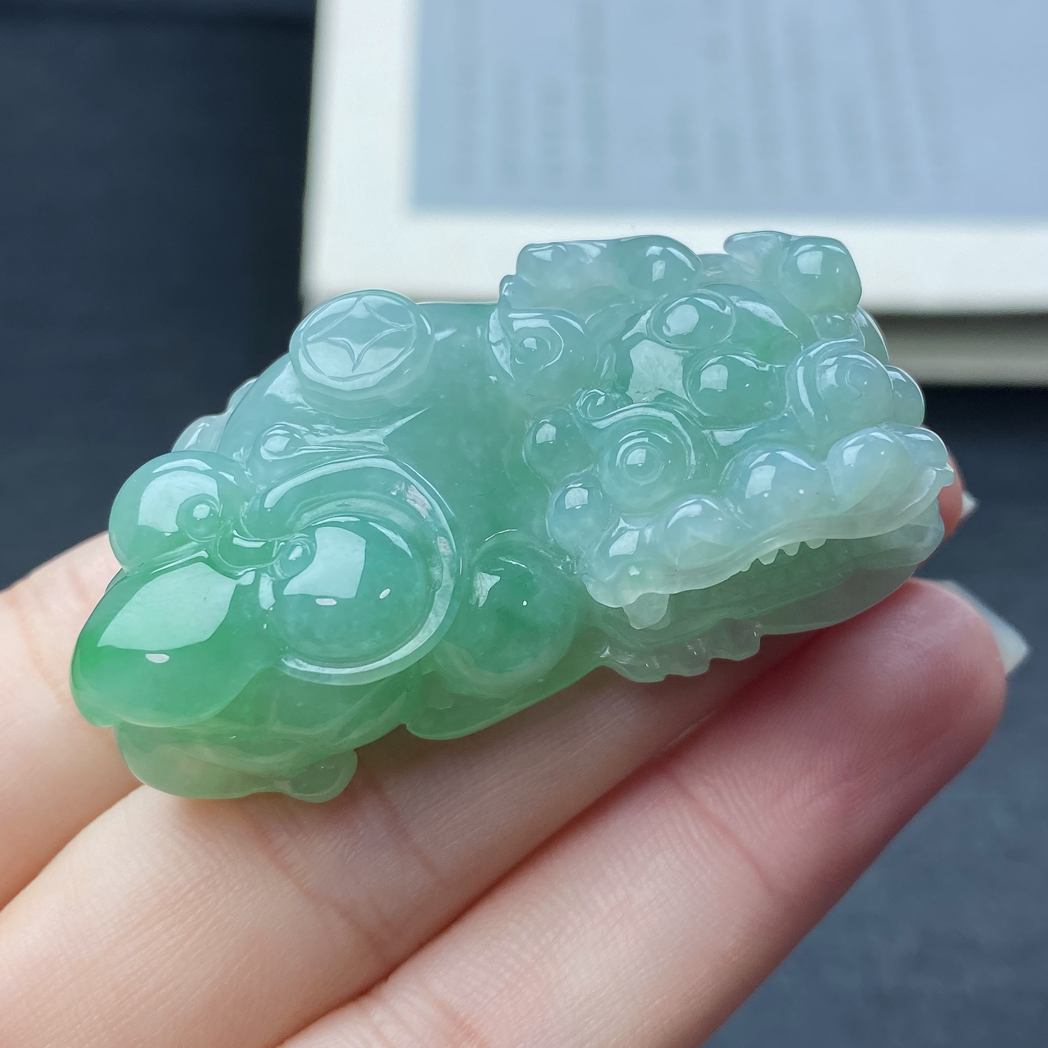 缅甸天然A货翡翠冰润飘绿阳绿霸王貔貅吊坠