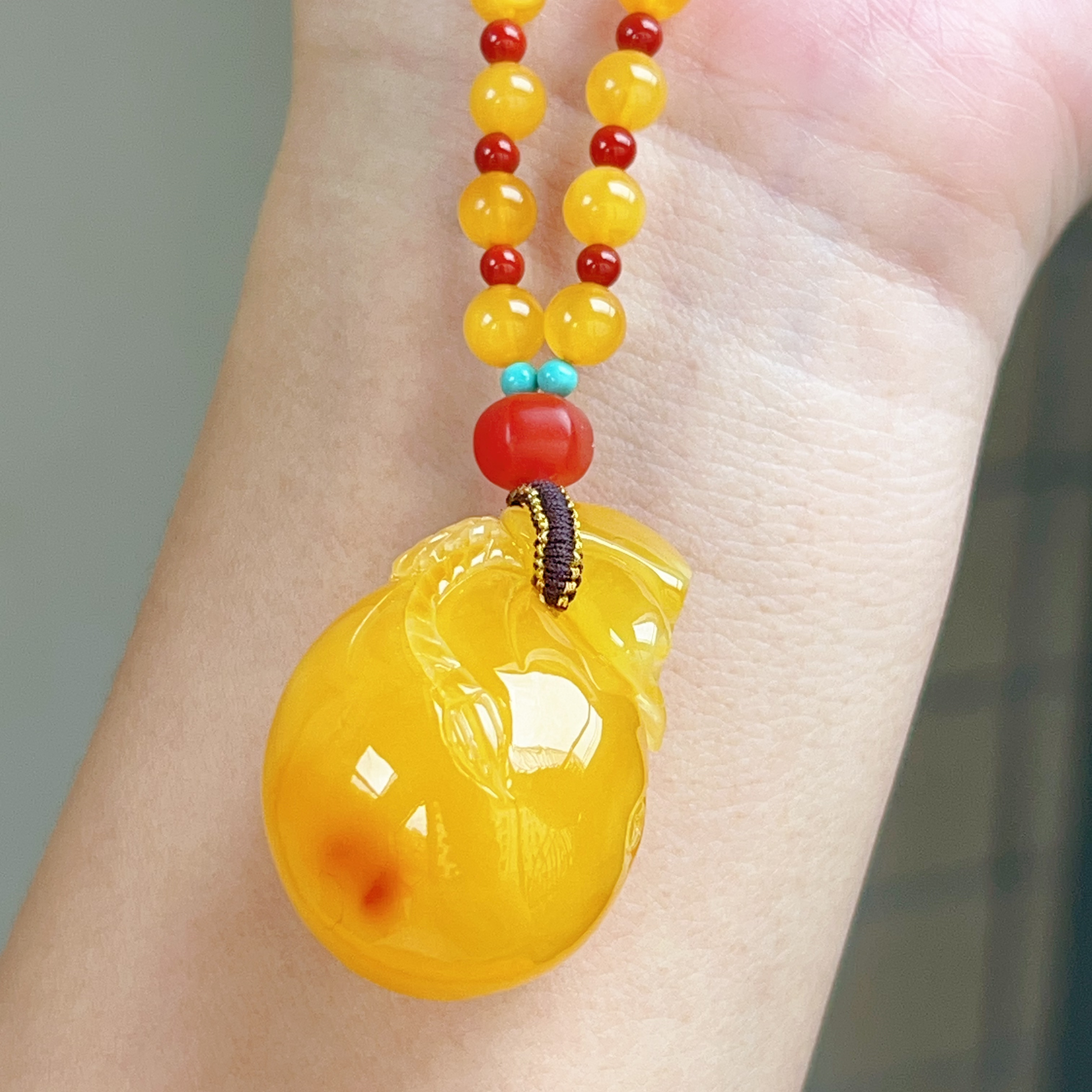 焦皮料鸡油黄立体雕刻钱袋子套装，套重20.7克，尺寸34*24*21mm。