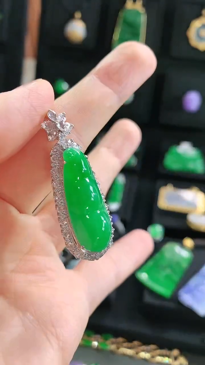 【闪购商品】翡翠颈饰18K金镶嵌吊坠