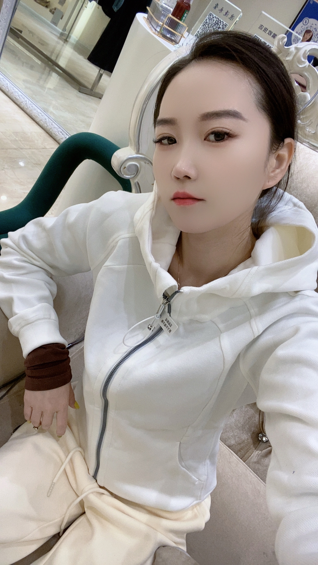 休闲减龄春款卫衣