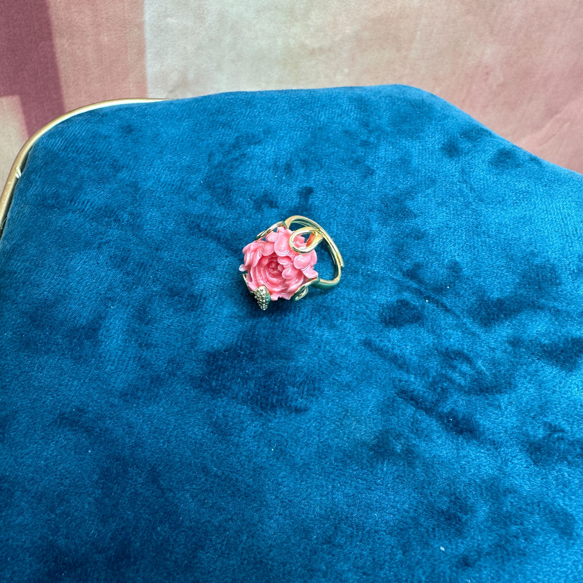 【红珊甄选】粉色姑娘雕刻戒指A304