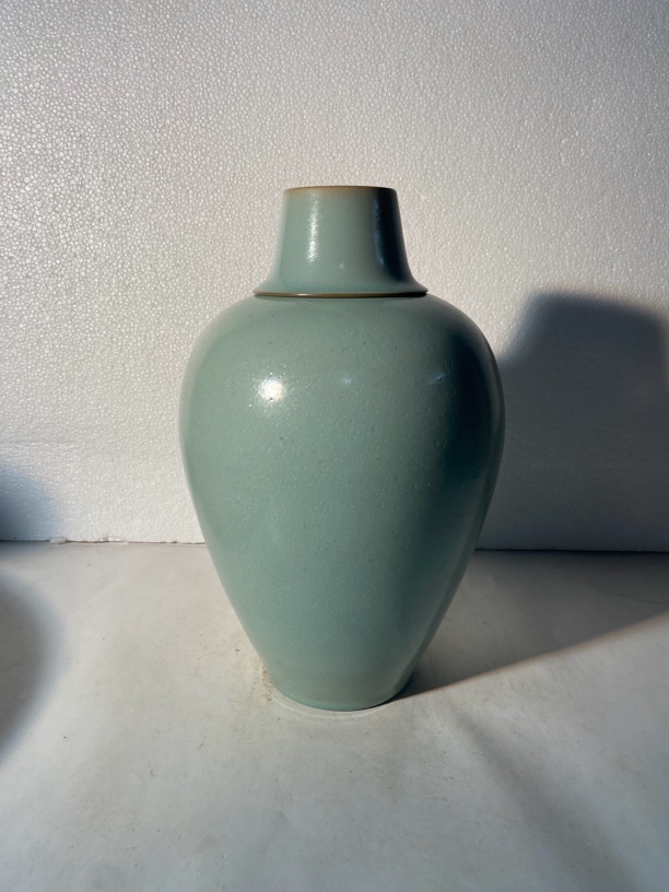 汝窑带盖梅瓶，一线货源，低价出售，有缘者得。老物件色釉天青色古瓷