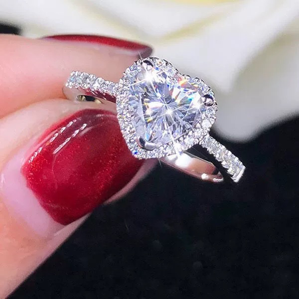 925银莫桑石银制品 （小爱心爱心钻）时尚女士结婚经典精致镶嵌奢华