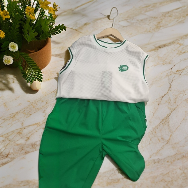 白色时尚男童背心