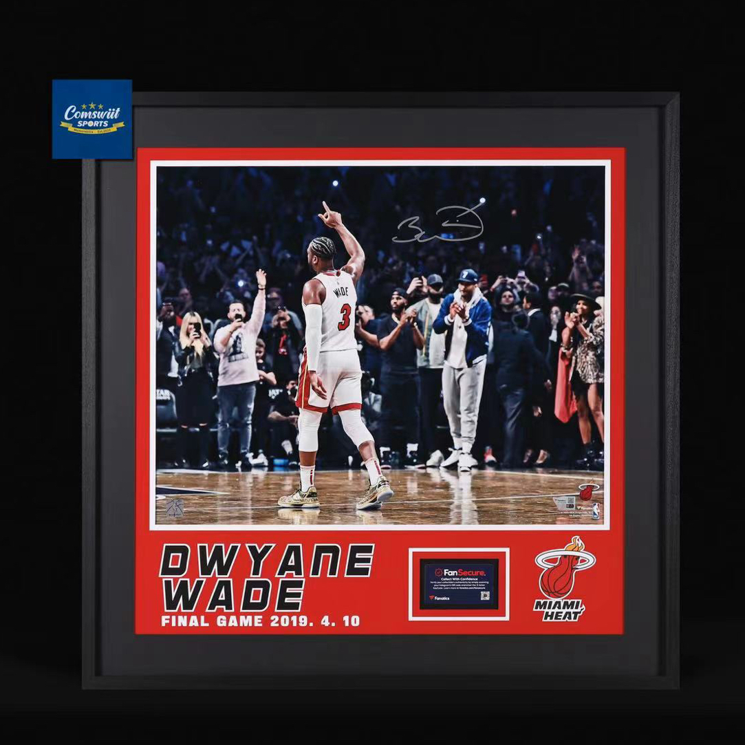 韦德亲签退役赛海报照片装裱版