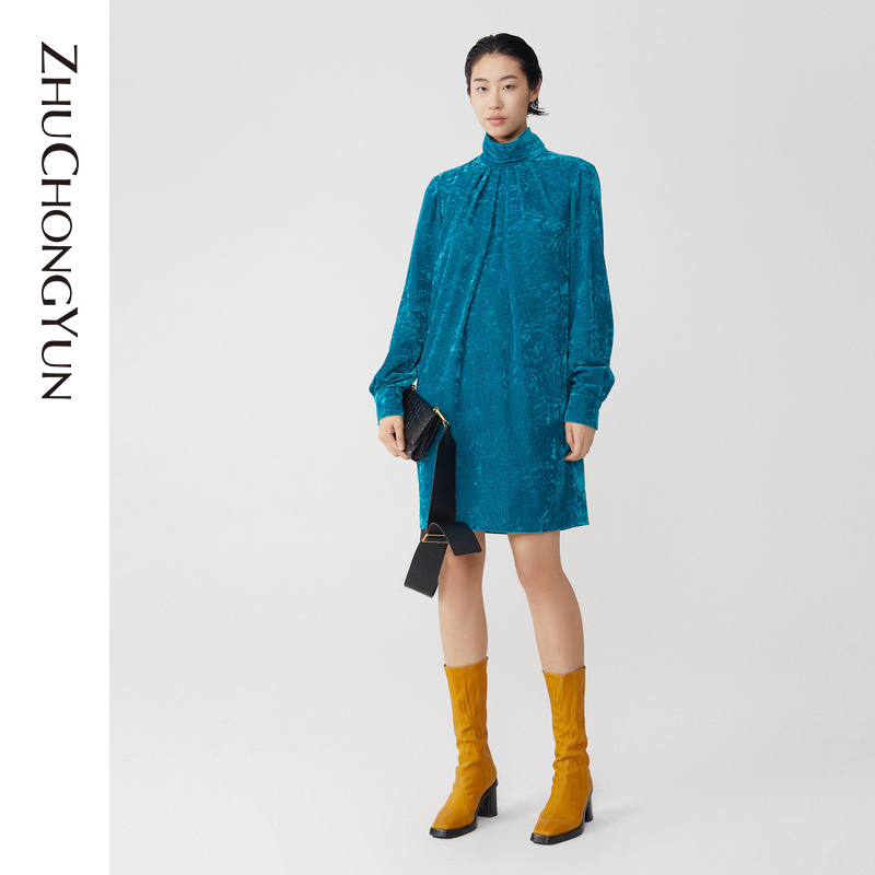 【达人专享】ZHUCHONGYUN冬新款时尚复古孔雀蓝丝绒高领连衣裙