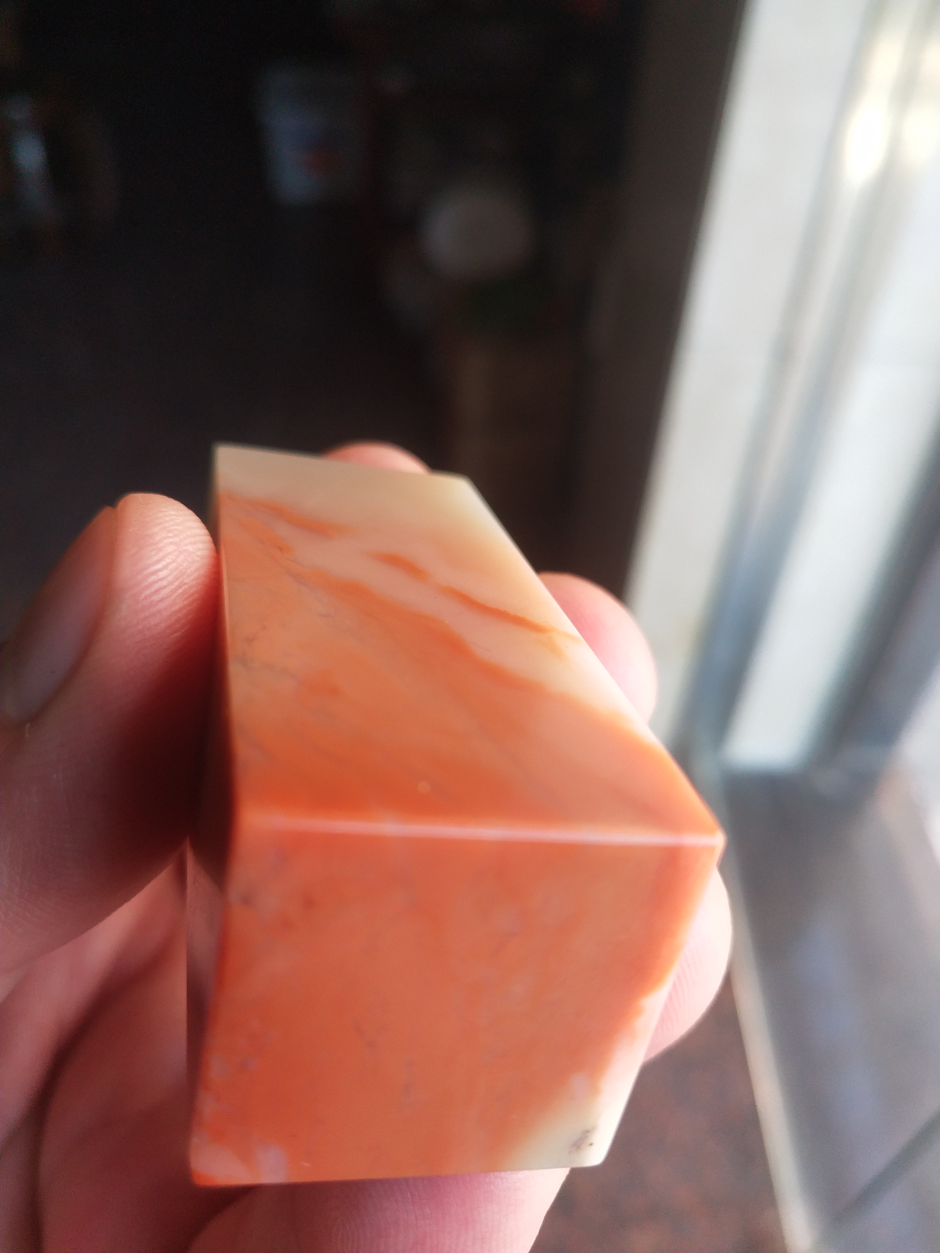 泰来石，美人红。凝结温润