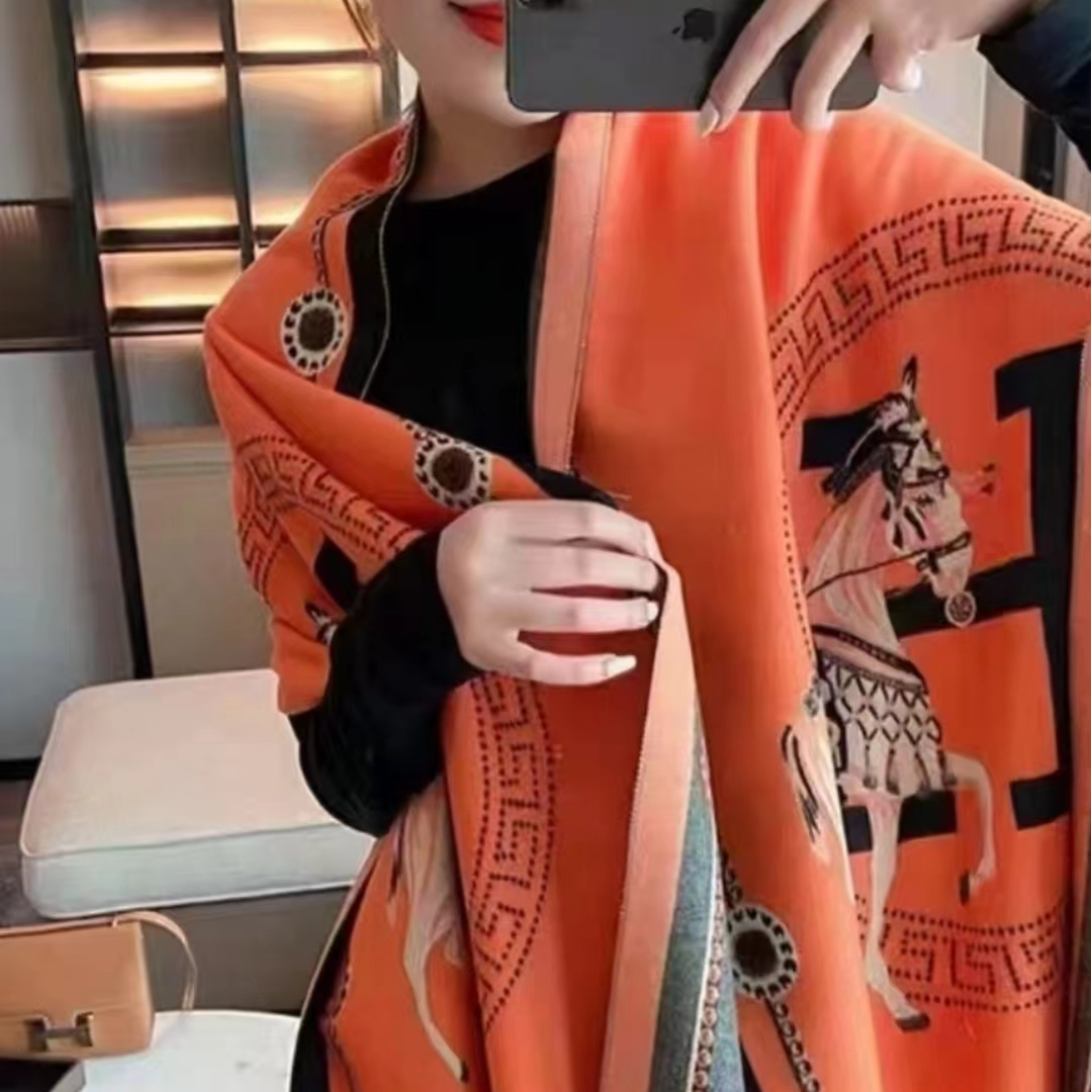 內蒙古厂家直邮冬季保暖围巾披肩两用H马车秋冬新款爆款羊绒轻奢