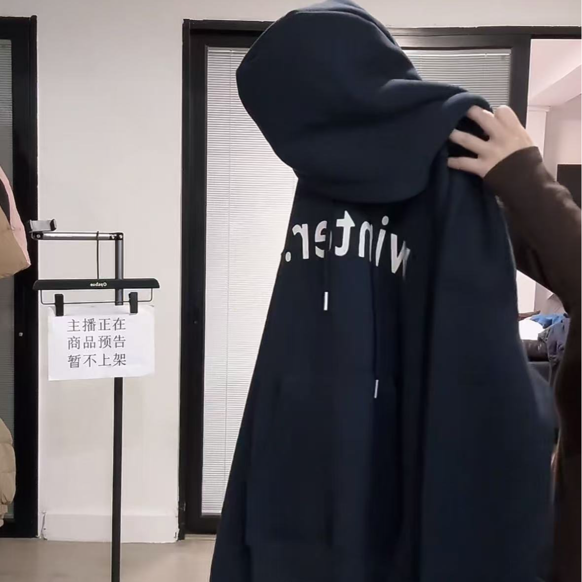   韩系连帽套头字母印花卫衣 X22 9334503F003529-1