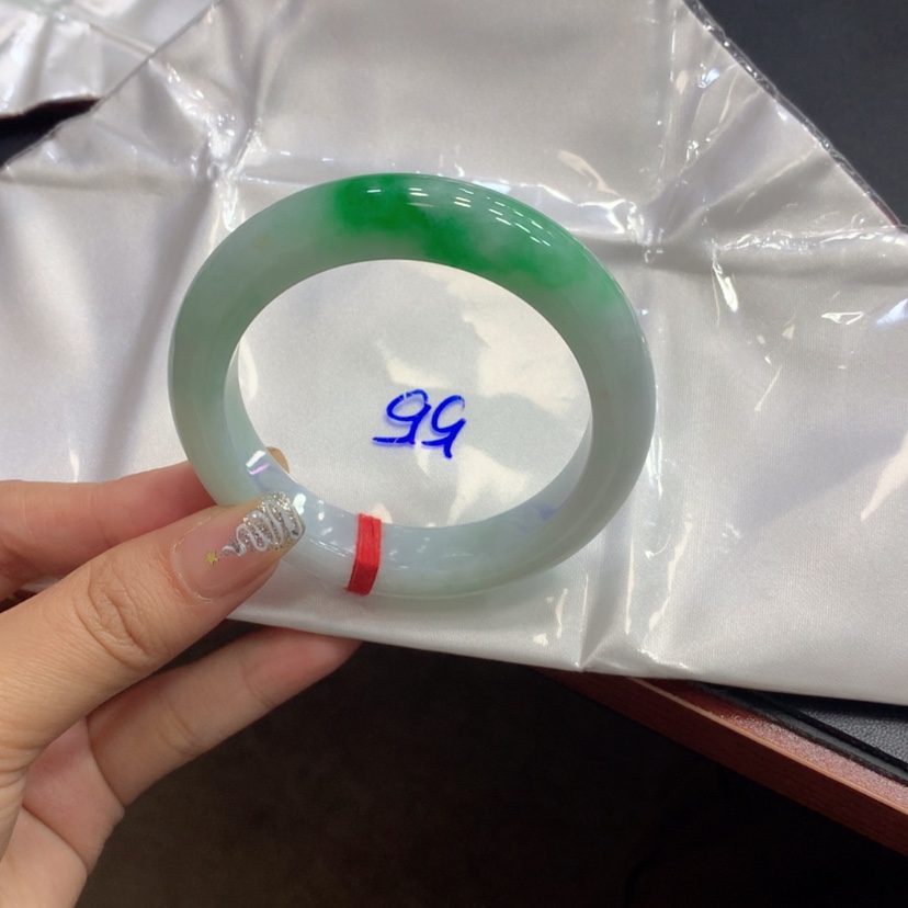 【闪购商品】翡翠手镯未镶嵌果****?