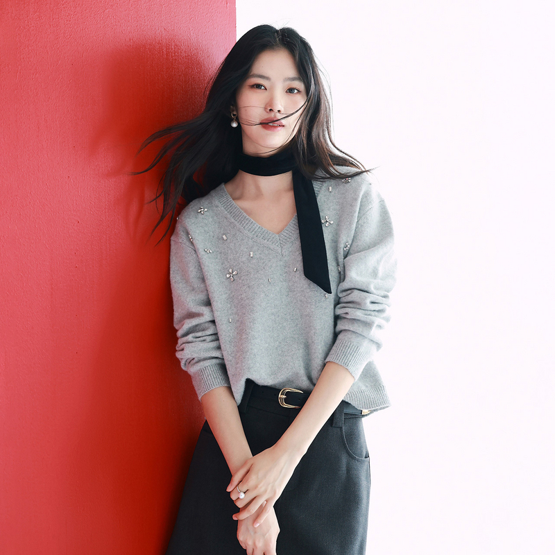 伊芙丽慵懒风v领烫钻套头针织衫女冬季通勤休闲百搭毛衫1FC935541