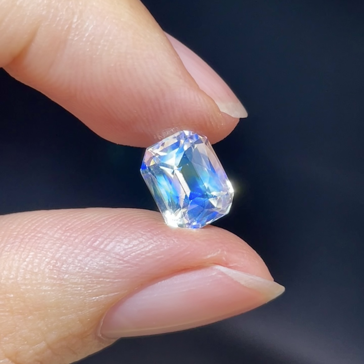 天然月光石2.47克拉彩虹蓝色干净玻璃体精切工满火彩斯里兰卡产地