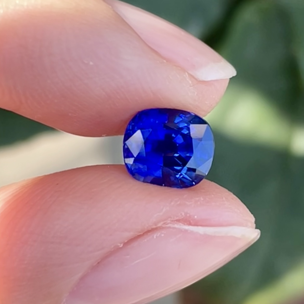 天然皇家蓝蓝宝石1.89克拉精切工干净玻璃体满火彩AIGS证书可定制