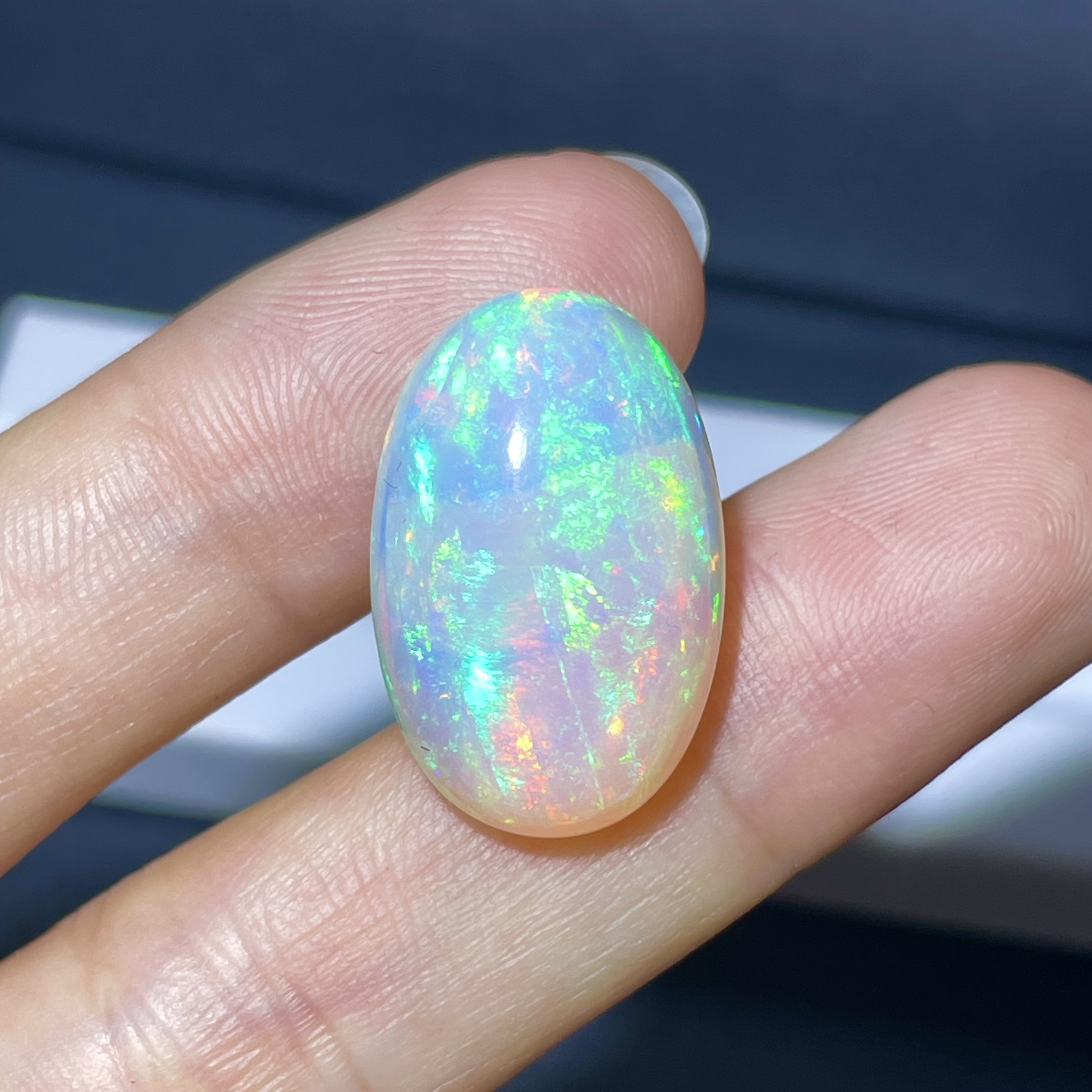 天然白欧泊12.60克拉颜色美艳火彩绚丽十足切工周正可定制戒指