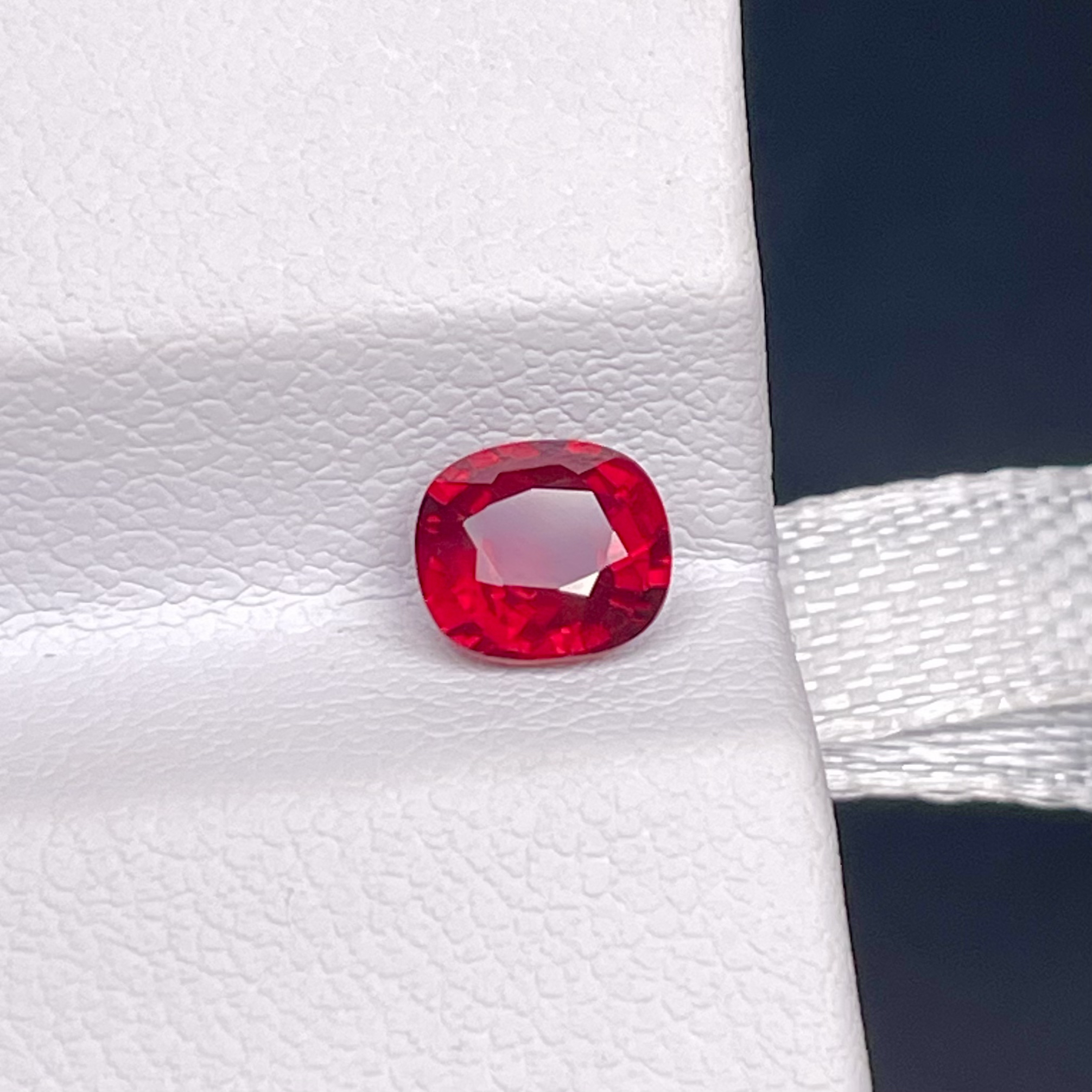 无烧鸽血红宝石1.16克拉鲜艳鸽血红色精切工全净玻璃体AIGS证