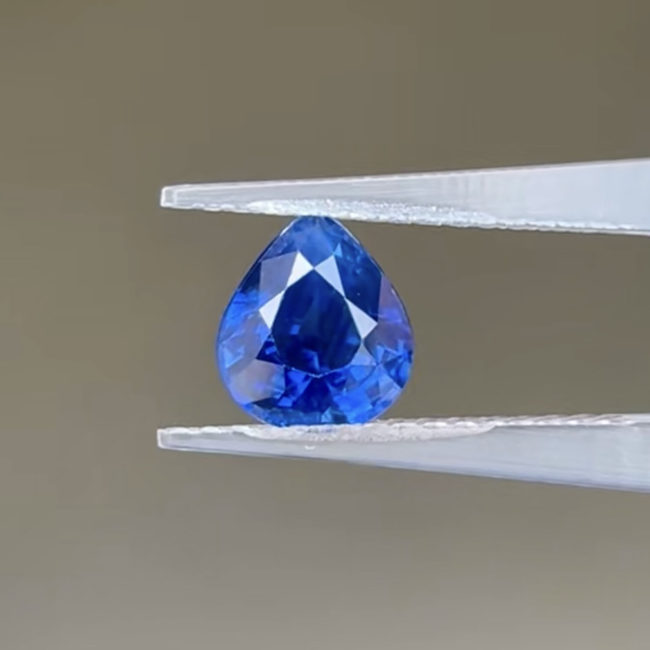 天然皇家蓝色蓝宝石2.39克拉浓郁深蓝色水滴形玻璃体吉尔德证书