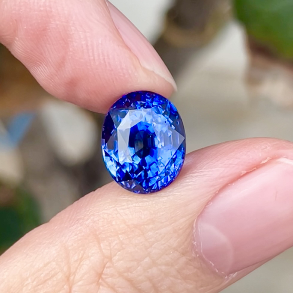 天然矢车菊色蓝宝石7.9克拉精切工干净玻璃体颜色鲜艳浓郁AIGS证