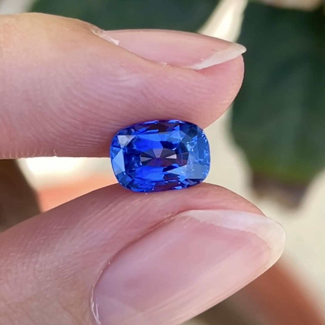 天然无烧皇家蓝蓝宝石2.08克拉精切工干净玻璃体满火彩AIGS证