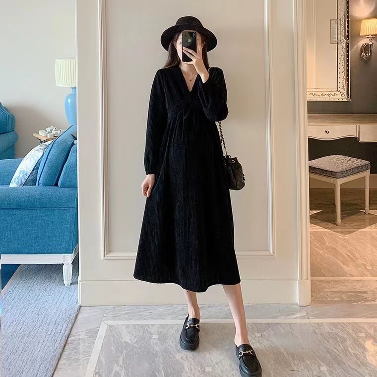 2025孕妇V领气质灯芯绒裙子时尚宽松秋冬黑色显瘦连衣裙