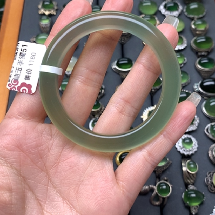 【闪购商品】蛇纹石玉手镯未镶嵌惜**?