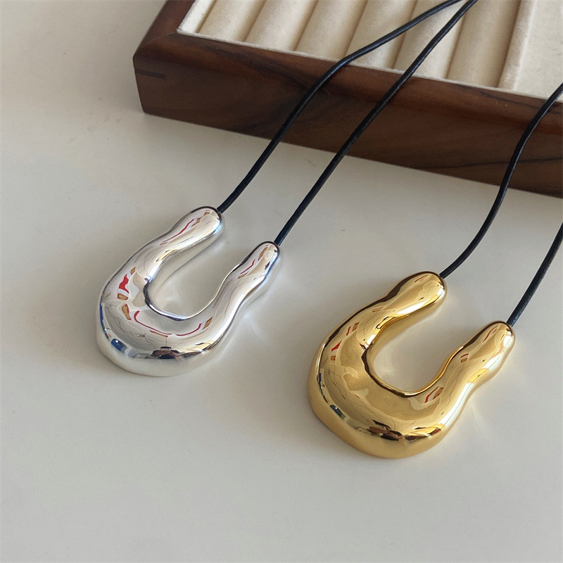 铜合金吊坠 小众设计U形百搭欧美黑皮绳项链高级感马蹄长款毛衣链