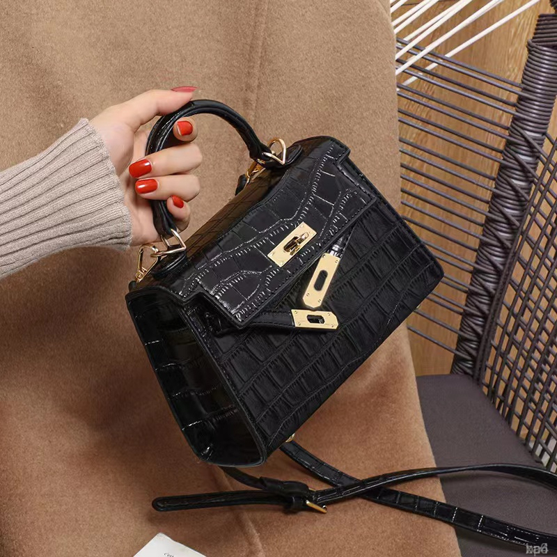 爆款小包包2025新款潮高级感单肩女包斜挎百搭ins洋气凯莉手提包