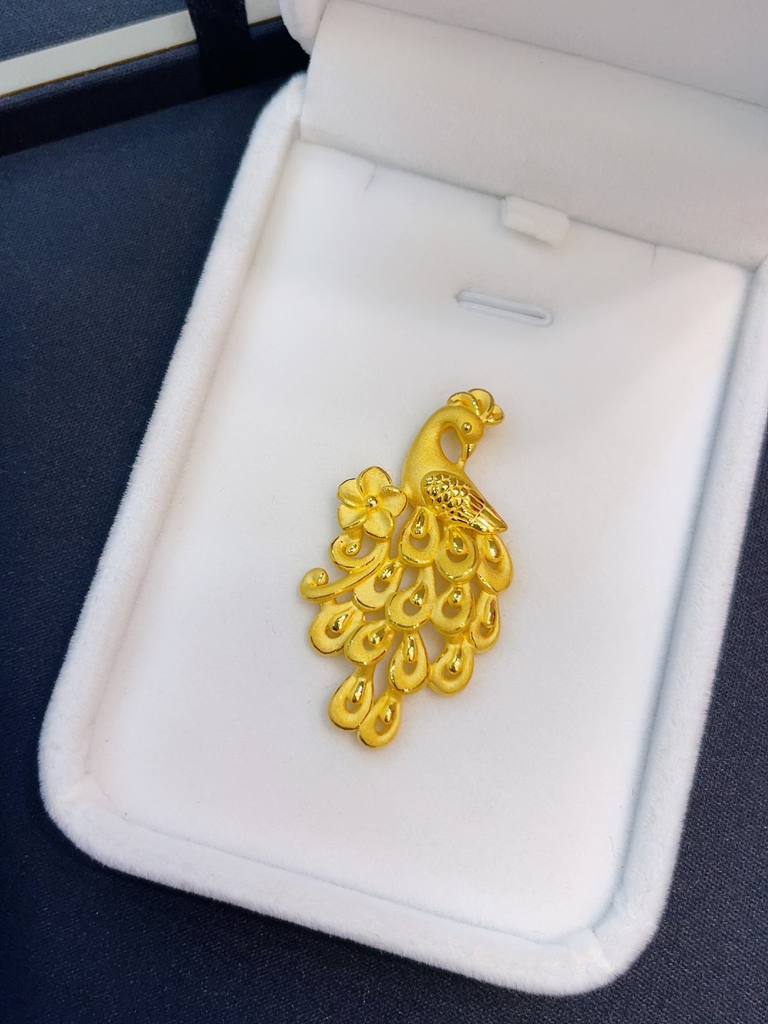 足金999孔雀吊坠