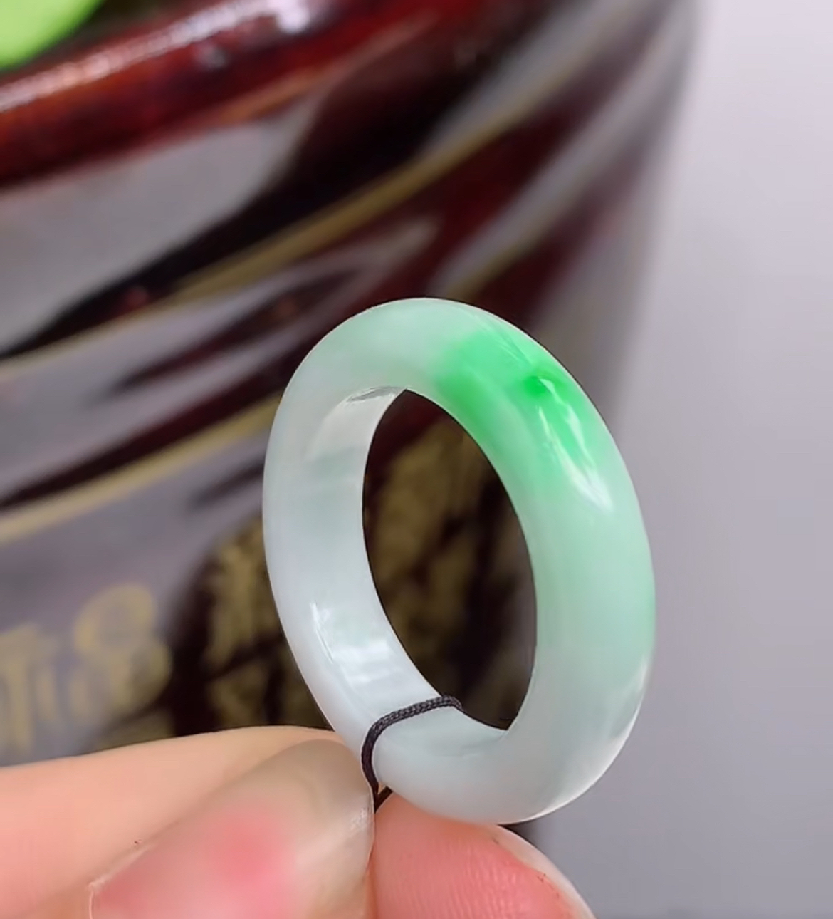 天然A货翡翠飘绿戒指，尺寸：19.2-5.5-4mm