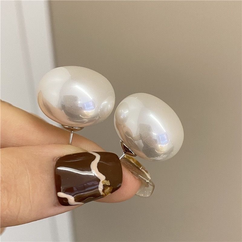 铜合金耳饰 法式复古赫本风白色珠珠耳钉百搭气质耳环女温柔耳饰