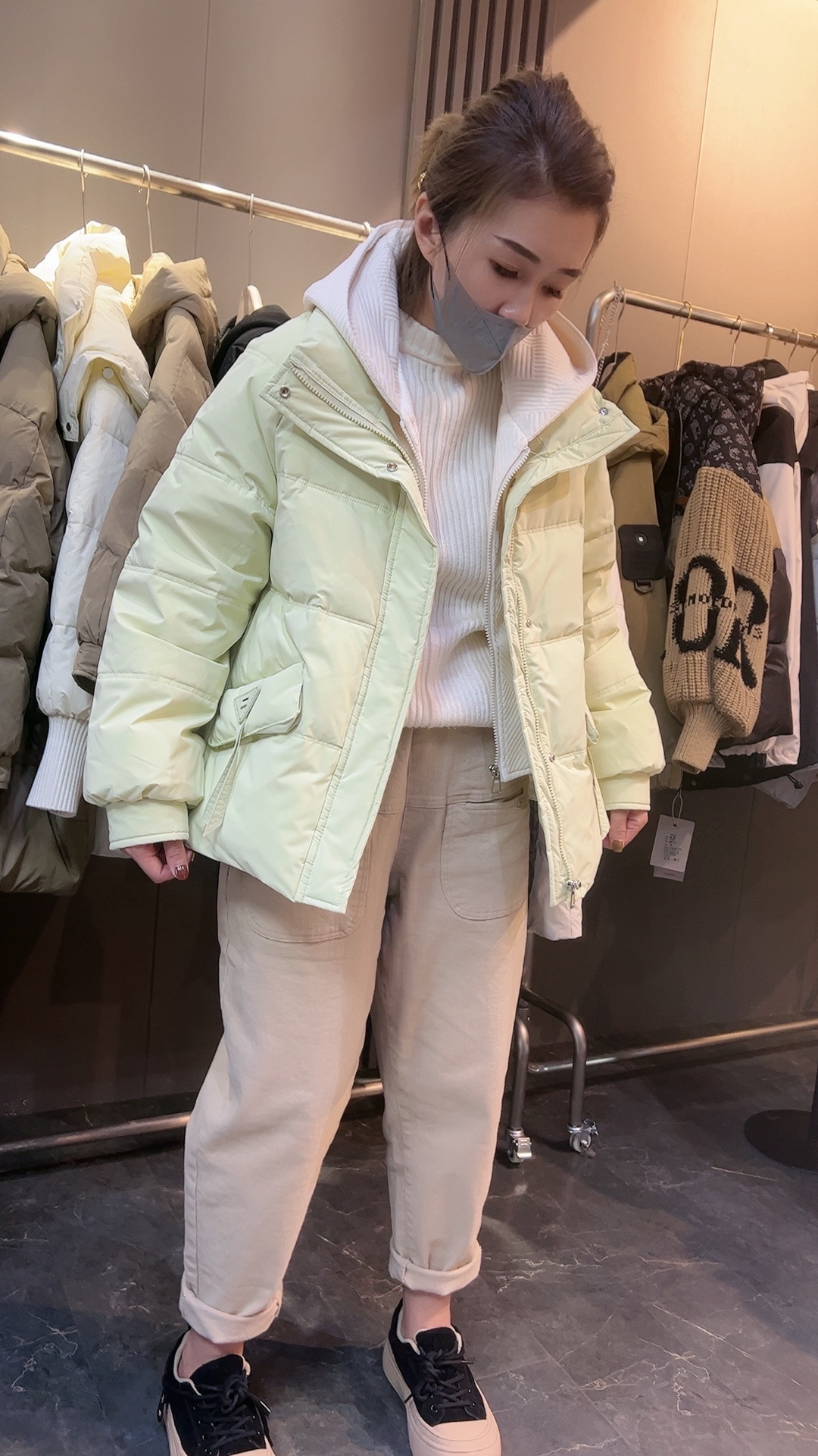 2023年羽绒服短款外套时尚连帽