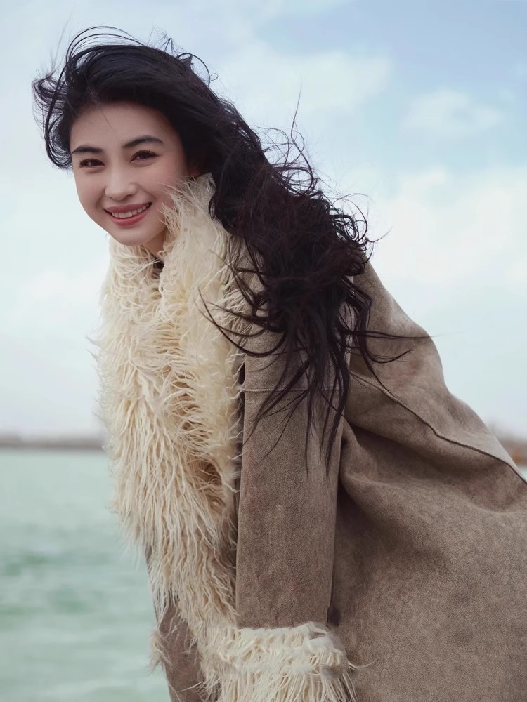 网红皮毛一体外套2024新款冬季藏服长款仿滩羊毛内胆大衣女厚