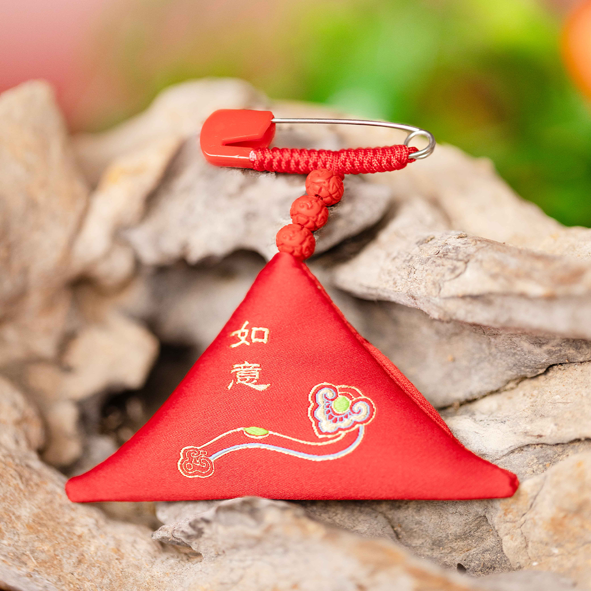 三亚南山海上文创随身便携自用送礼别针式儿童挂饰布艺丝绣三角袋