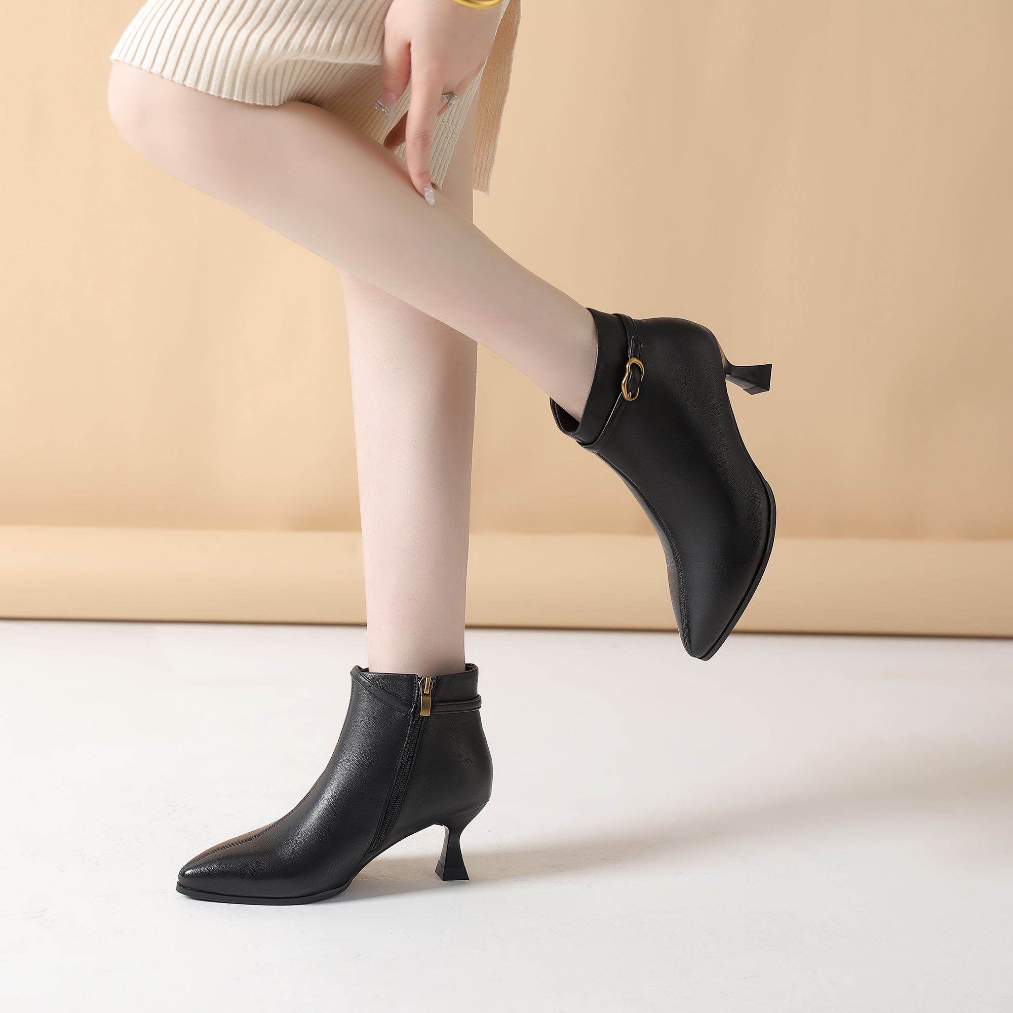 红冠羊皮短靴女中跟尖头真皮女鞋时尚舒适437205