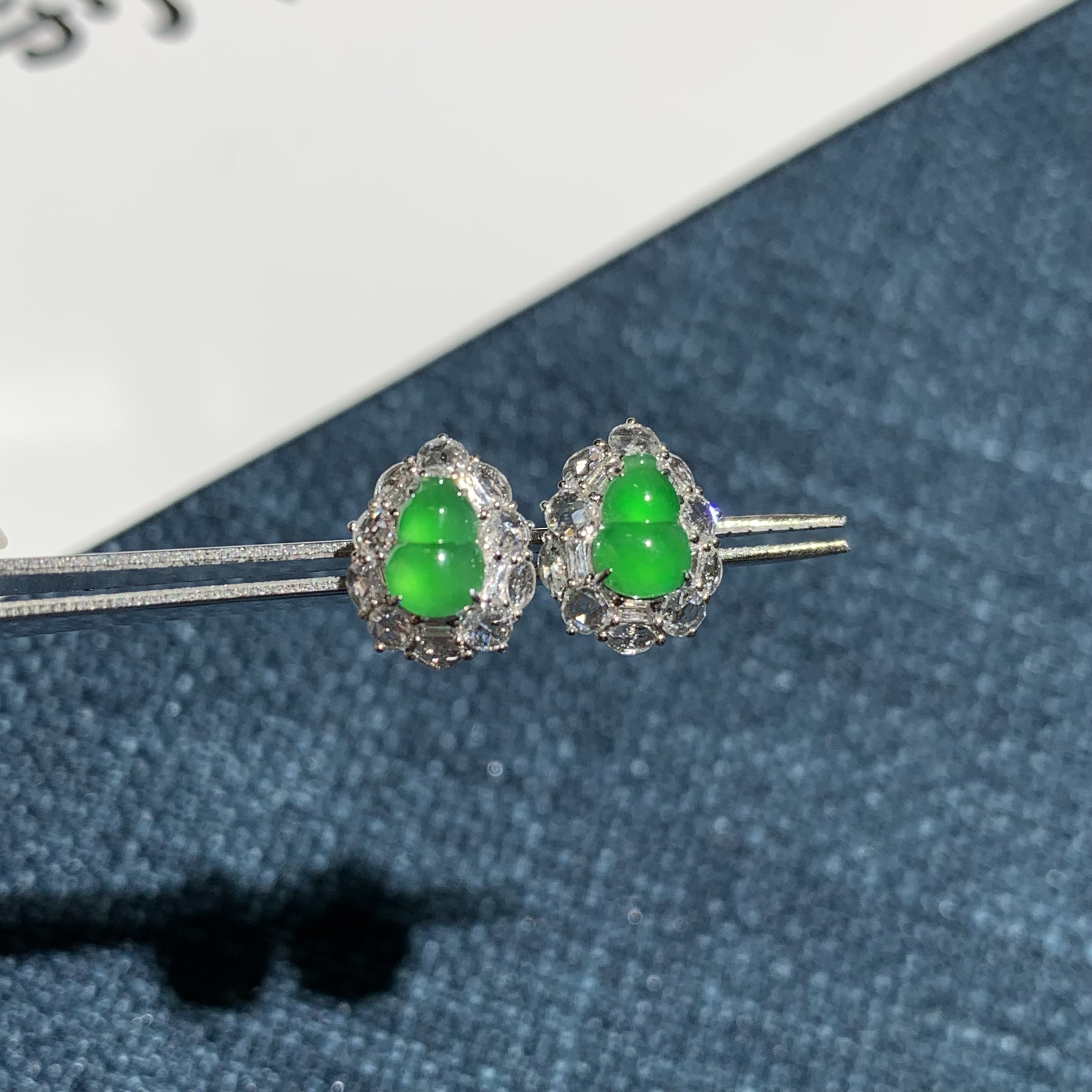 天然缅甸翡翠A货冰绿葫芦耳钉