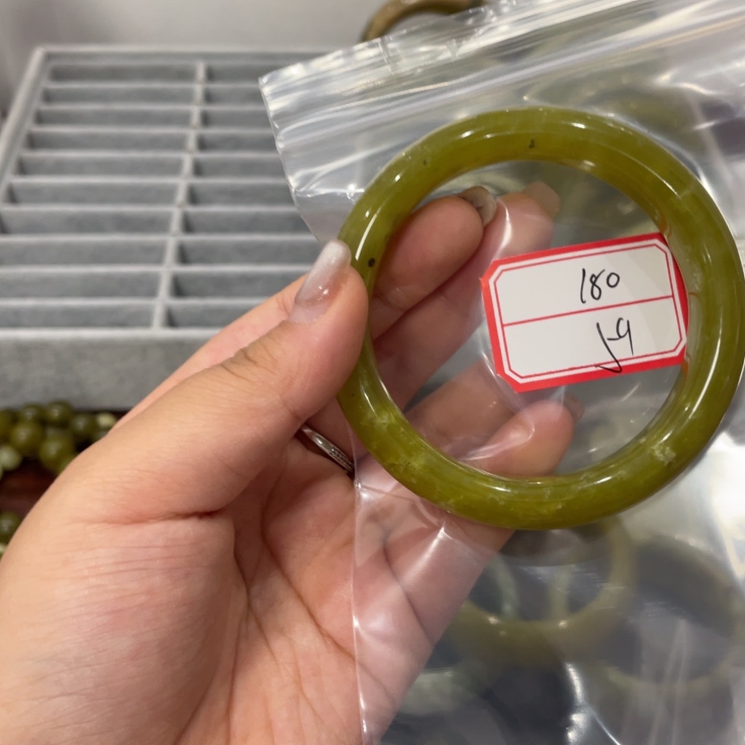 蛇纹石玉手镯未镶嵌