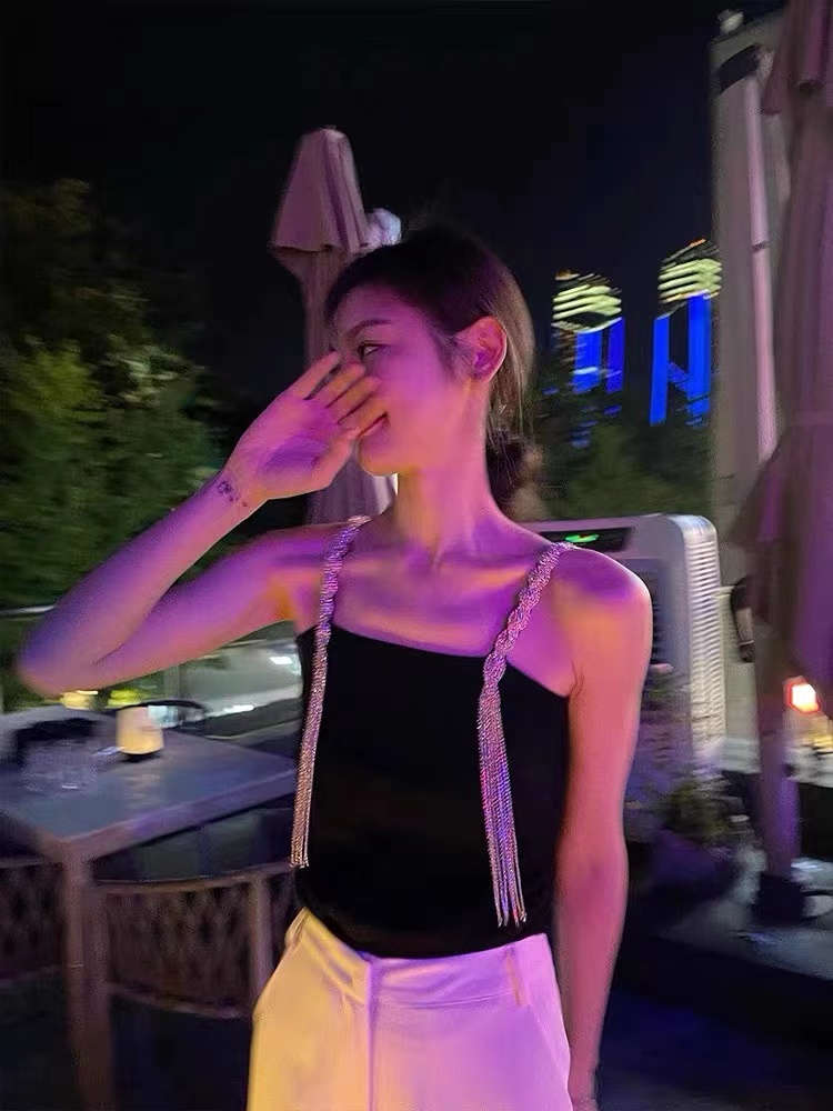 2025玲珑阁新款时尚网红黑色背心显瘦气质小众吊带百搭韩版设计感