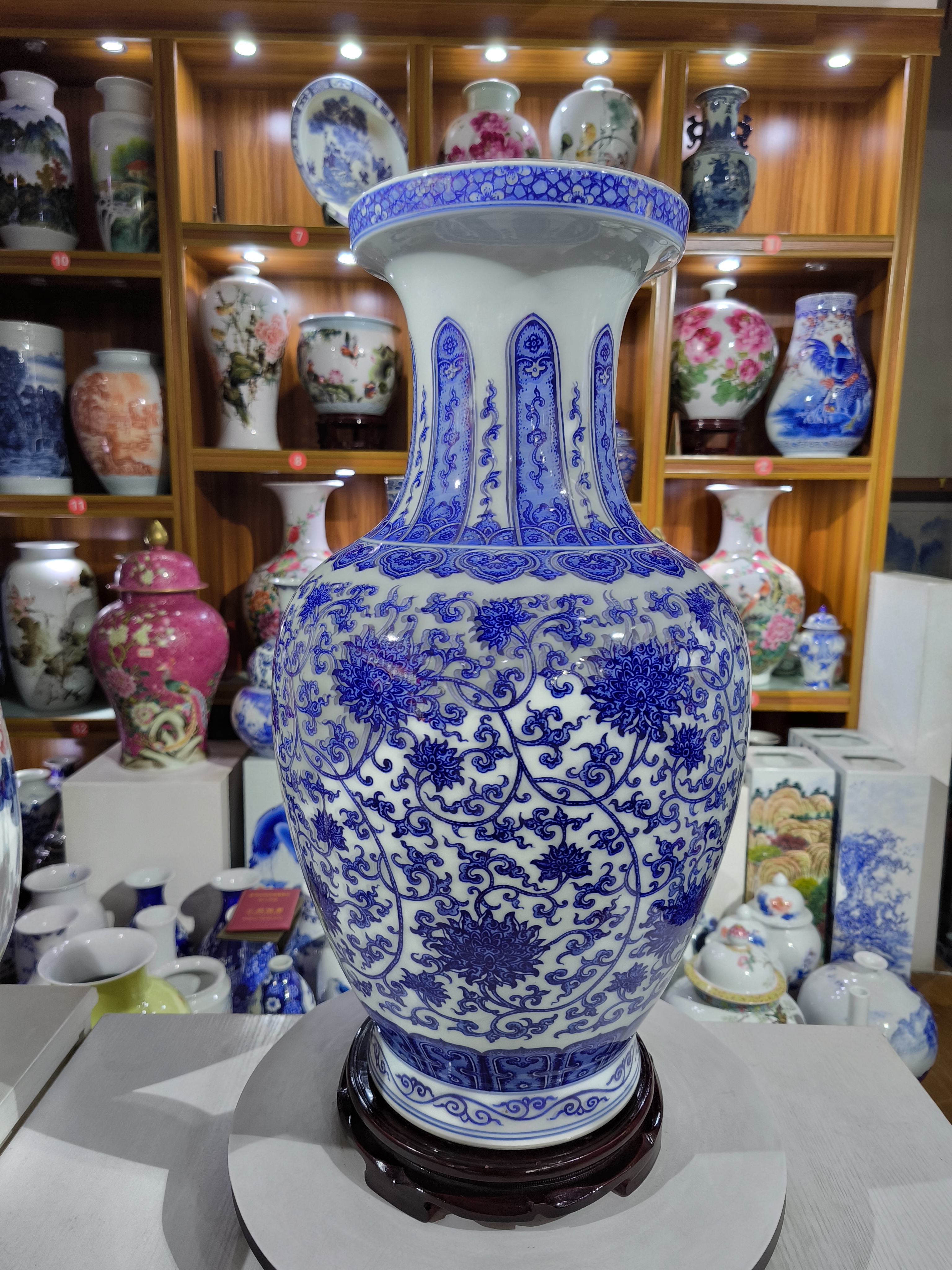 景德镇青花缠枝莲花瓶