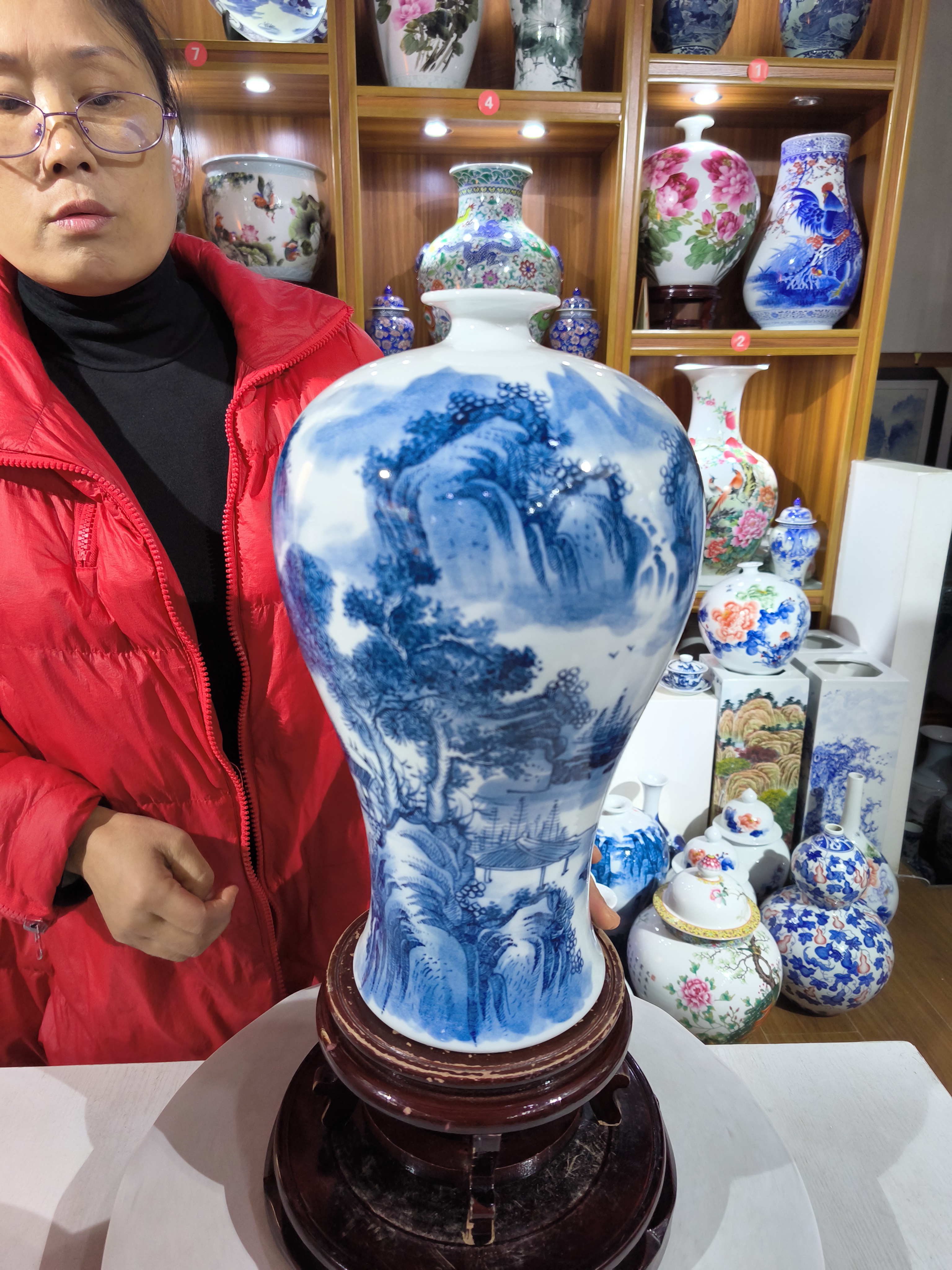 景德镇青花山水美人瓶