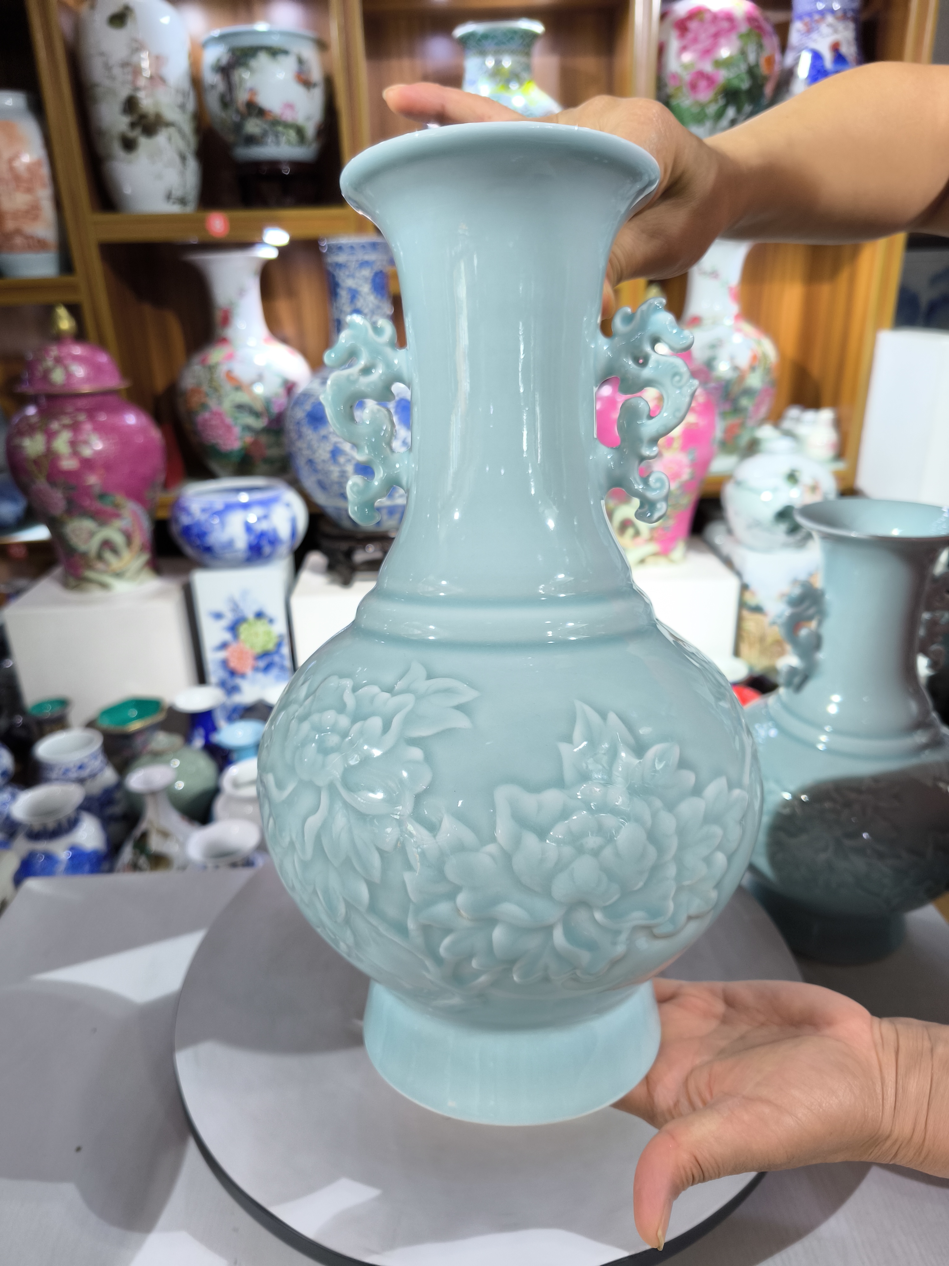 青瓷雕刻牡丹双耳瓶